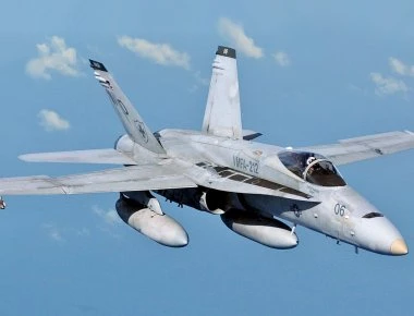 Αεροσκάφος F-18 Hornet περνάει «ξυστά» από planespotters (βίντεο)